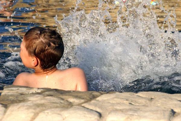 Chłopiec kopanie w basenie — Zdjęcie stockowe