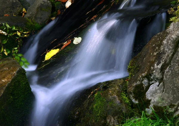 Kleiner Wasserfall — Stockfoto