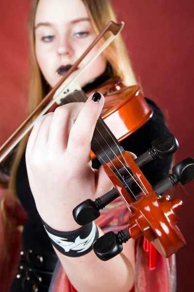 A gótikus hegedűművész. — Stock Fotó