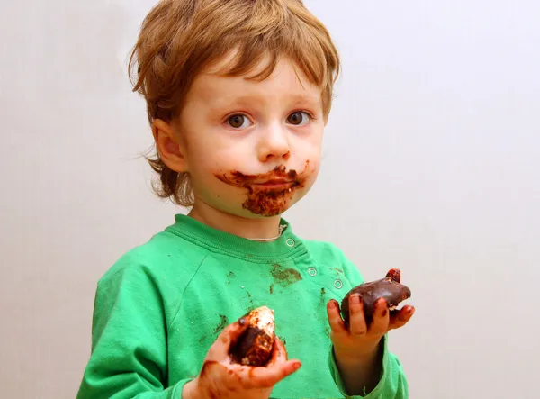 Хлопчик їсть зефір — стокове фото