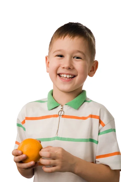 El niño sonriente con una naranja —  Fotos de Stock