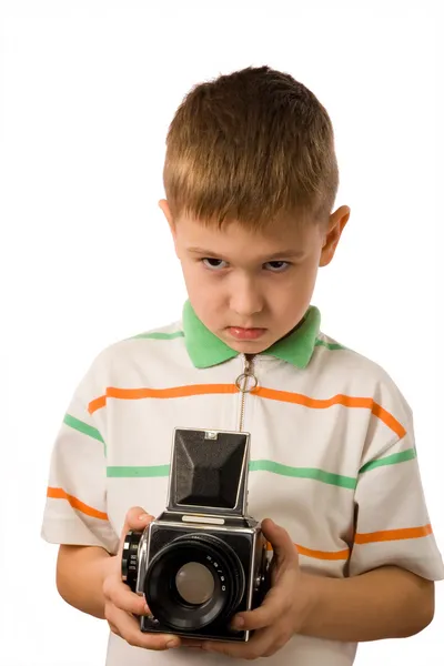 Der Junge mit der Retro-Kamera — Stockfoto