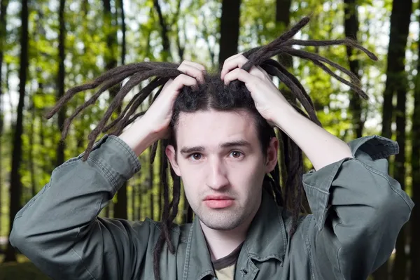 Молодой человек с дредами в волосах . — стоковое фото