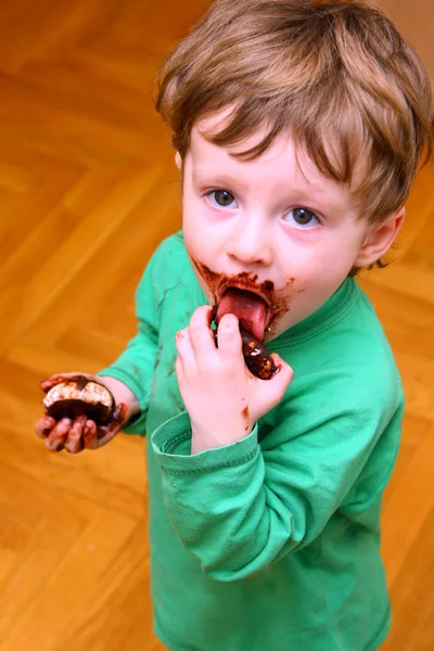 Мальчик ест зефир. — стоковое фото