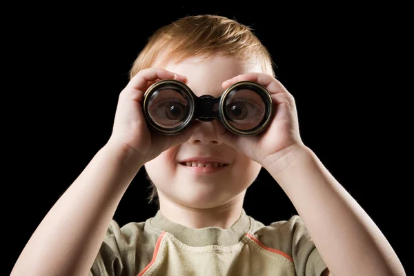 Het kind kijken met een verrekijker. — Stockfoto
