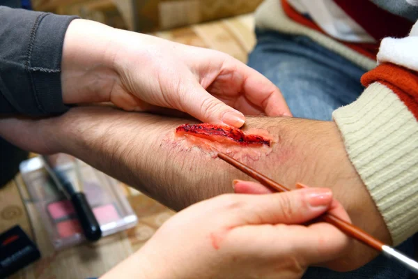 Criação de uma ferida artificial — Fotografia de Stock
