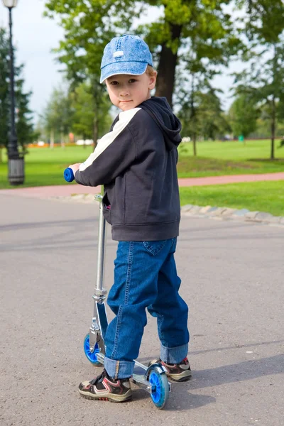 Chłopiec na skuter — Zdjęcie stockowe
