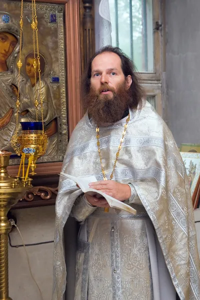 De Russische orthodoxe priester — Stockfoto