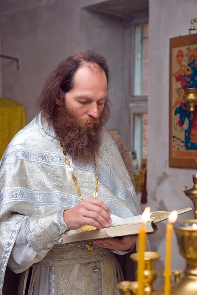 Der russisch-orthodoxe Priester — Stockfoto