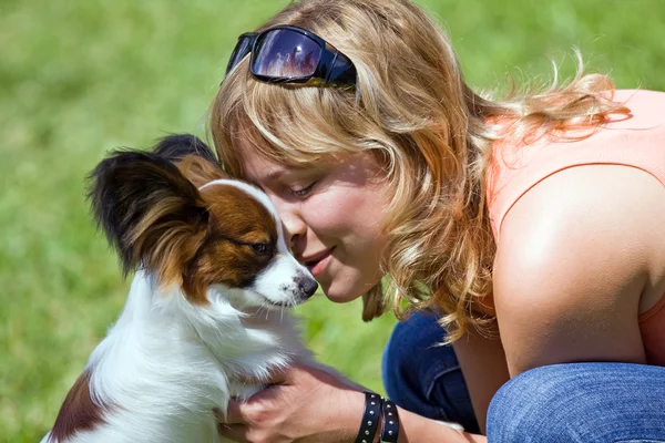Młoda kobieta i jej pies — Zdjęcie stockowe
