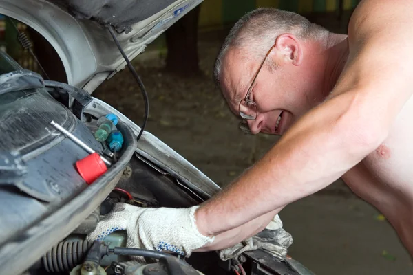 The man repairs car Obraz Stockowy
