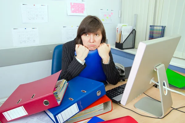 Cansado o empregado de escritório — Fotografia de Stock