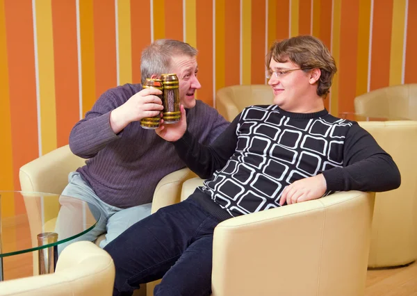 Два чоловіки п'ють пиво — стокове фото