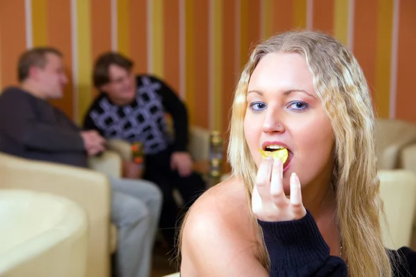 La mujer come patatas fritas — Foto de Stock