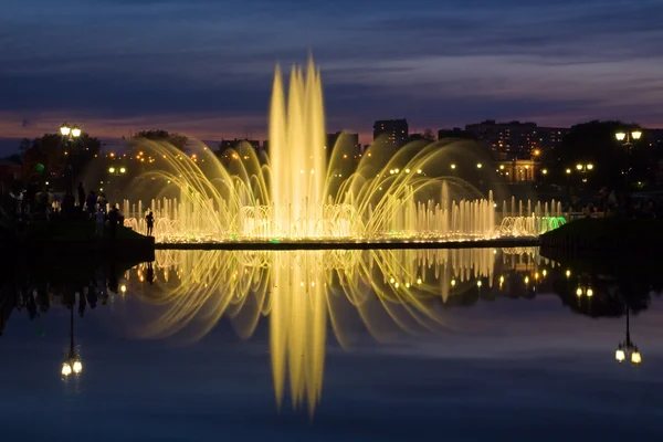 Leuchtender Springbrunnen — Stockfoto