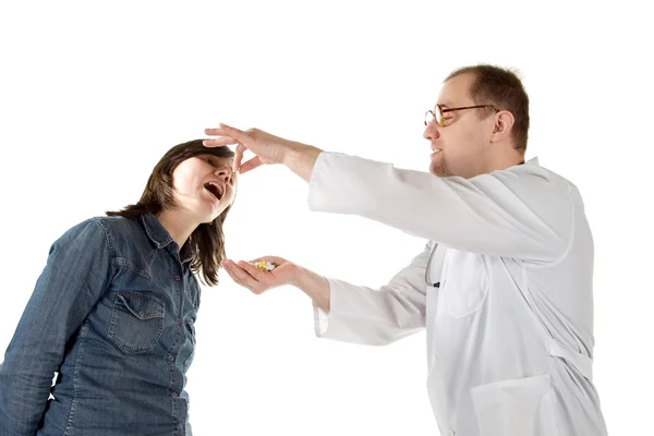Врач дает пациенту таблетку — стоковое фото