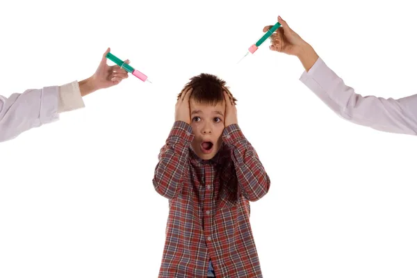 El niño que tiene miedo de las inyecciones — Foto de Stock