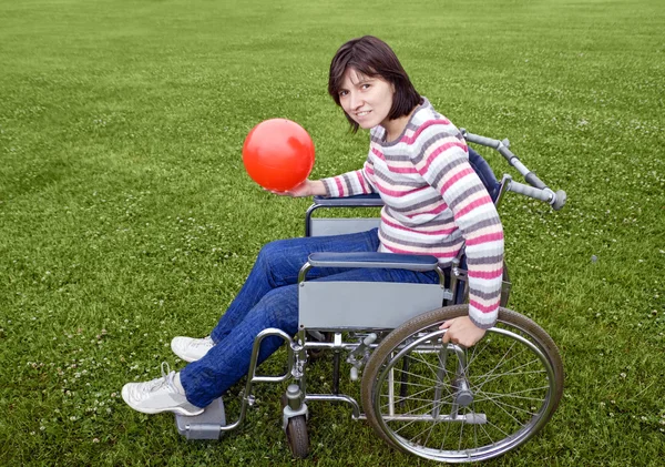휠체어를 타고 있는 여성 — 스톡 사진