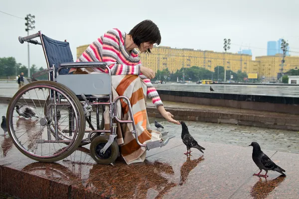 Женщина в инвалидном кресле — стоковое фото