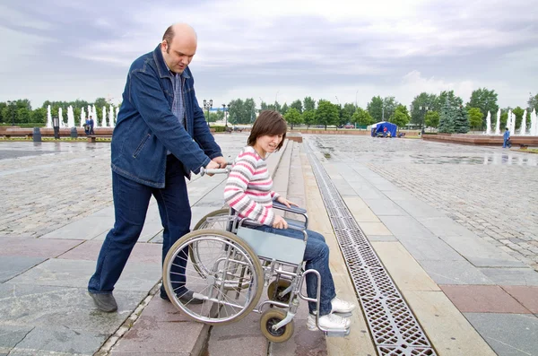 Man driftiga kvinna i rullstol — Stockfoto