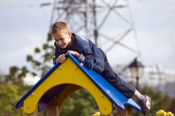Rapaz num parque infantil — Fotografia de Stock