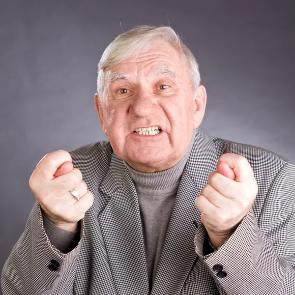 Oudere mannen tonen van fig — Stockfoto