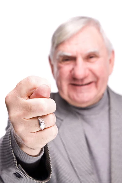 イチジクを示す高齢者の男性 — ストック写真