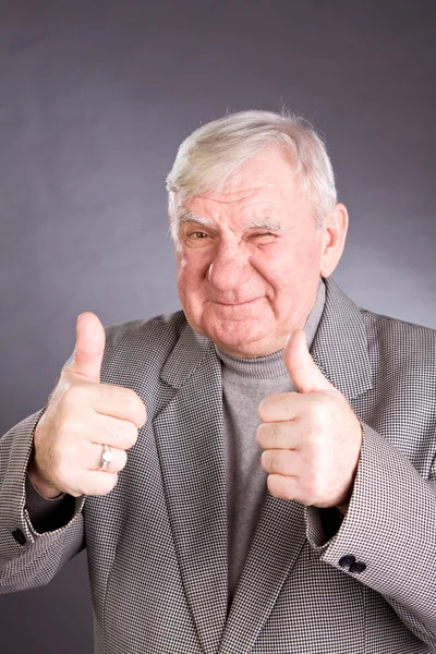 Portret vreugdevolle bejaarde mannen — Stockfoto