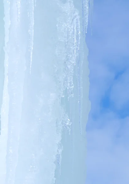 Buz sarkıtları ve gökyüzü — Stok fotoğraf