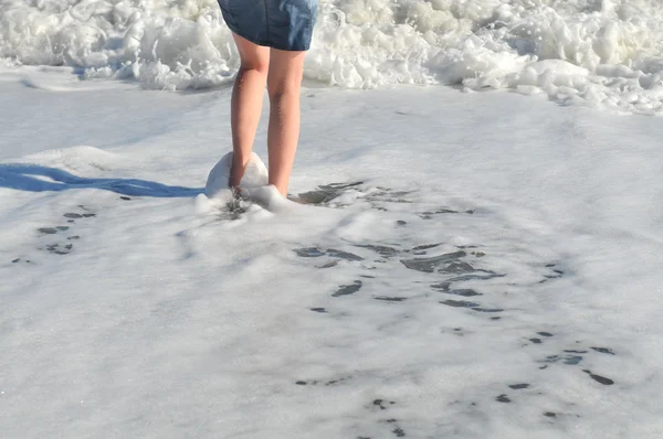 Девушка, которая стоит на берегу моря — стоковое фото
