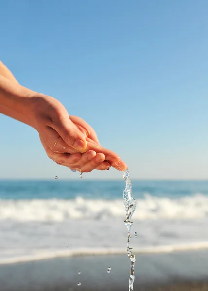 Hands and the sea — Stock Photo, Image