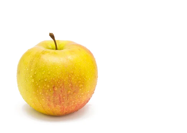 Яблоко с каплями воды — стоковое фото