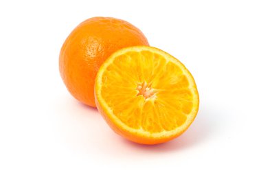 Portakallar beyaza izole edilmiş