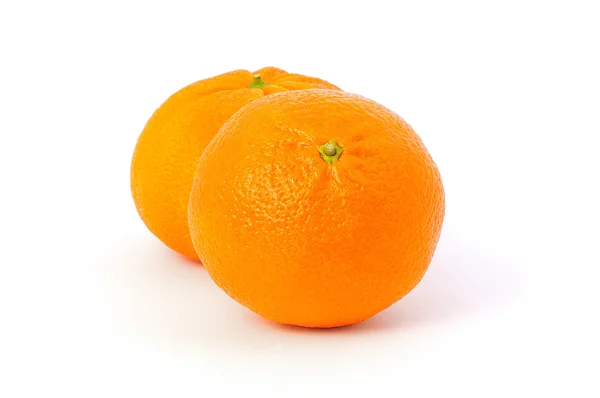 Twee mandarijnen op wit — Stockfoto