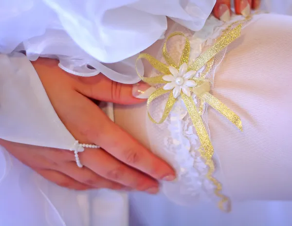 Oblékání svatební podvazek — Stock fotografie