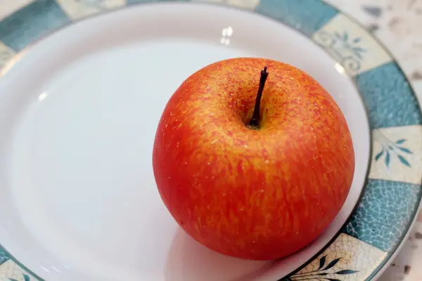 Jabłko odpoczynku na płytkę — Zdjęcie stockowe