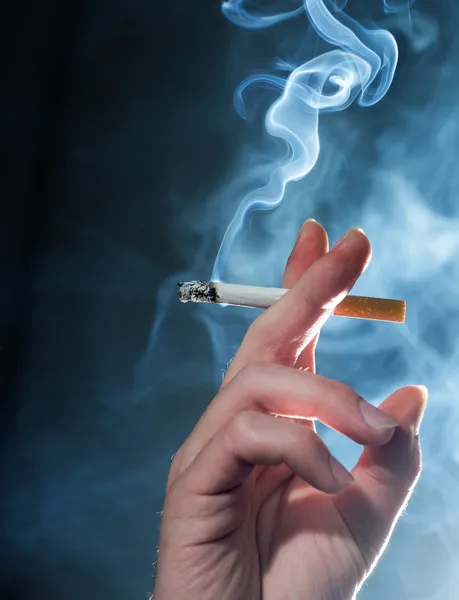 Hand cigarettrök — Stockfoto