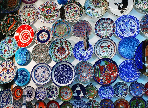 Souvenir ceramics in Grand Bazaar displa — Stock Photo, Image