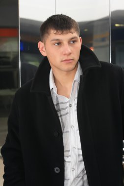 genç yakışıklı bir adamla