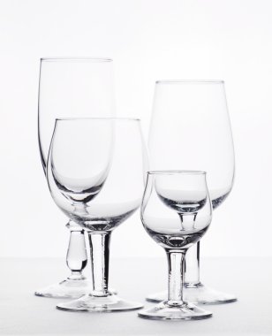 durduklarını için birkaç boş bardaklar