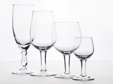 durduklarını için birkaç boş bardaklar