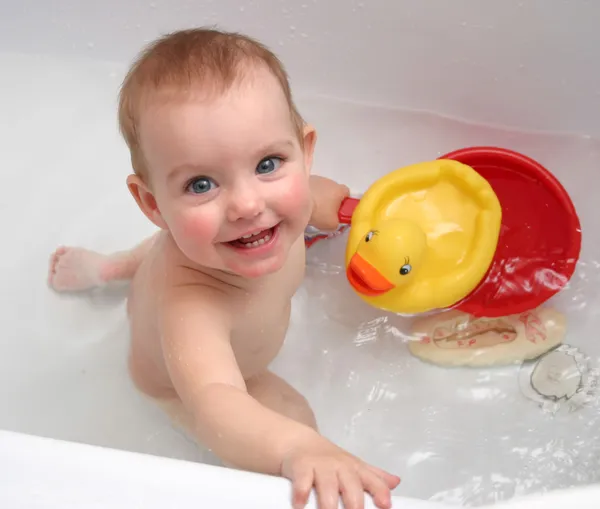 Dziecko kąpiel w łaźni — Zdjęcie stockowe