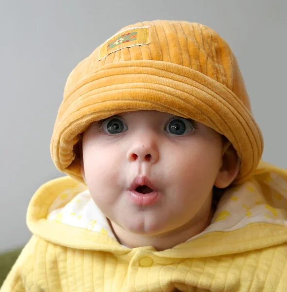 Маленька дитина в шапці — стокове фото