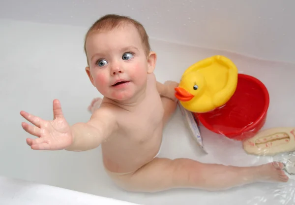L'enfant se baignant dans un bain — Photo