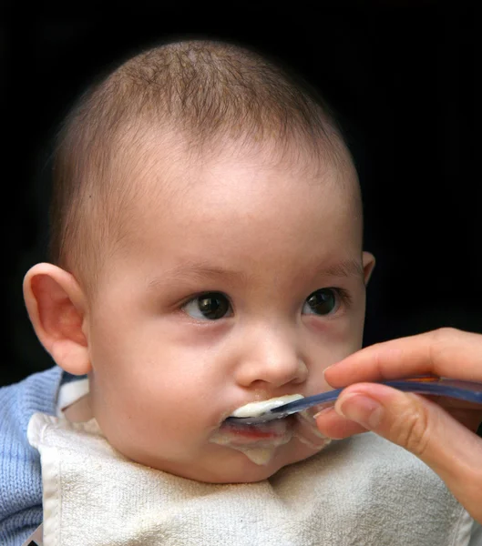 Alimentazione di bambino con un porridge — Foto Stock