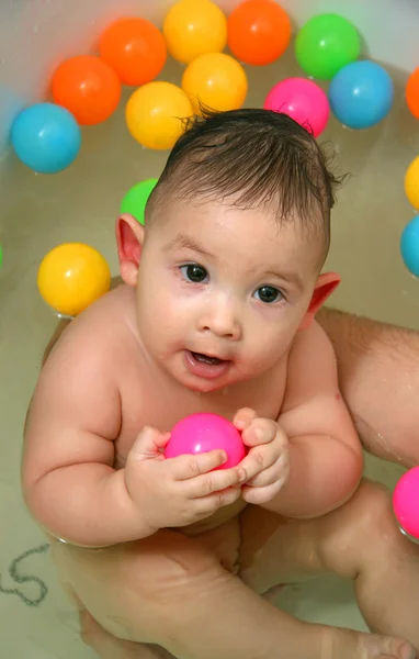 El niño bañándose en un baño — Foto de Stock