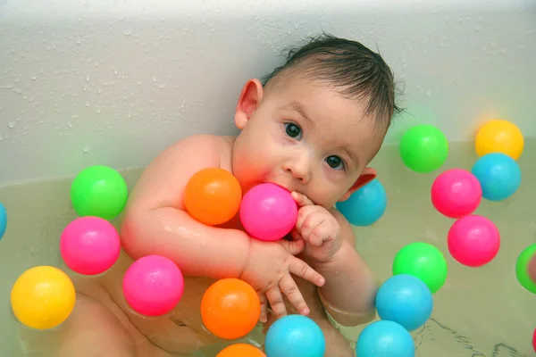 욕조에 목욕 하는 아이 — 스톡 사진