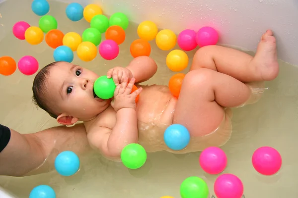 El niño bañándose en un baño — Foto de Stock