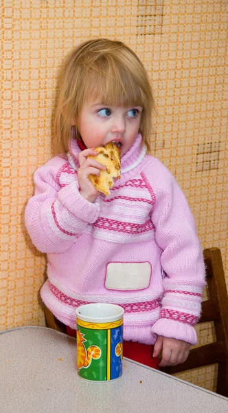 Niño con una galleta — Foto de Stock