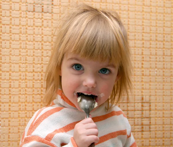 Niño con la cuchara — Foto de Stock